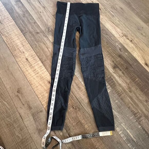 Spanx Look at Me Now Seamless Moto
Leggings size S - Picture 3 of 11